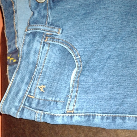 Aura Wrangler boot cut jeans - Picture 3 of 7